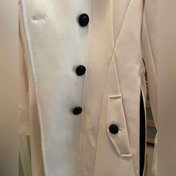 BNWT Size 8 DKNY coat. Never worn.Has been kept in a protective bag. - Picture 5 of 8